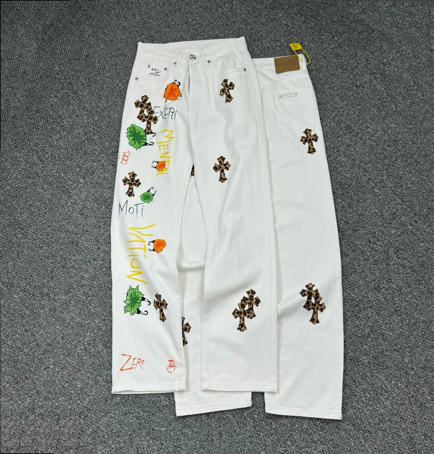 P240 Style No.: H839 Chrome Hearts & Chrome Hearts High-end Chrome hearts white little monster cross patchwork leather jeans, the same style as the trendy uncle. Original hardware accessories, washed and other elevators, QR code analysis are all purchased from the original factory, high degree of restoration, you are welcome to compare with a certain product ~ Three-dimensional version Loose and comfortable, not picky about the figure, taller and slimmer, factory Seiko, original quality control, same style for men and women, can be matched with couples, versatile recommendation, must-have jeans for all seasons, fashionable people have been disappointed From the quality selection of fabrics, the tailoring of details, and the matching of patterns, everything is impeccable! The upper body is so handsome when worn...it can be easily worn by men, women and children! The craftsmanship is made of heavy-duty washed pure cotton denim fabric. After washing, it is soft and thick and looks very stylish when worn. Size: 28, 30, 32, 34 Color: white